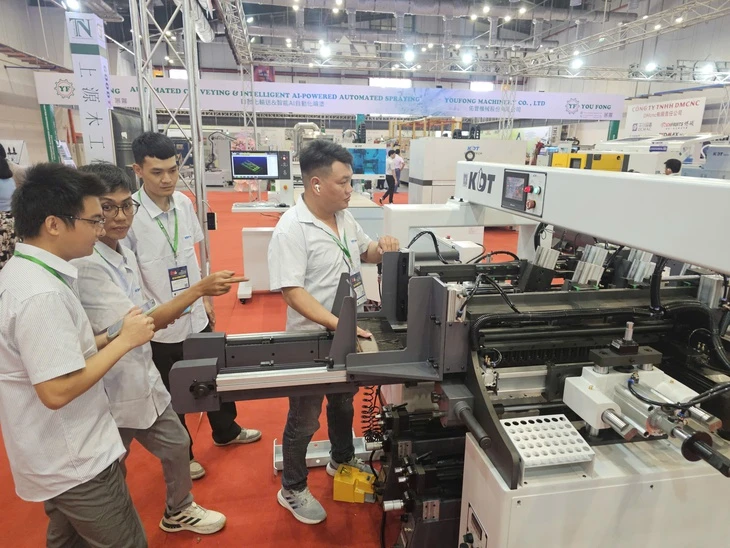 Công nghệ AI, móc máy Trung Quốc áp đảo tại triển lãm ngành gỗ