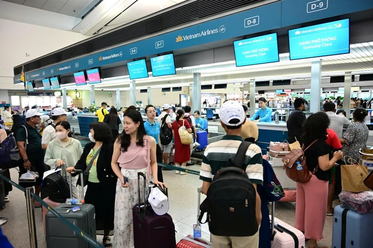 Cục Hàng không siết khiếu nại; ACV cảnh báo thất lạc, cầm nhầm vali mùa du lịch hè