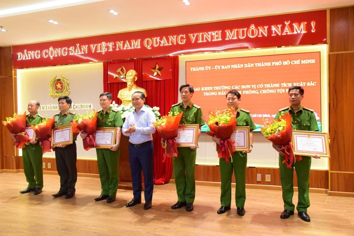 Khen thưởng lực lượng bắt giữ 2 nghi phạm Samoa nổ súng giết người tại phường Bến Thành