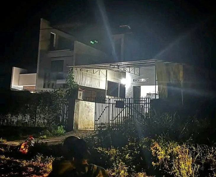 Nghi do mâu thuẫn tình cảm, 2 người bị chém trọng thương, nghi phạm đang bỏ trốn