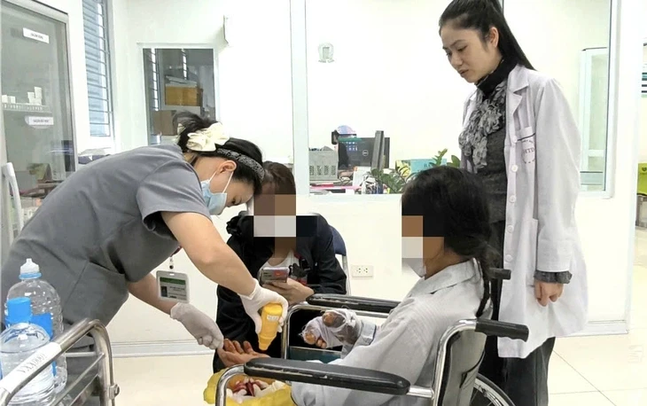 Cho chó béc giê ăn, người phụ nữ bị cắn dập nát bàn tay