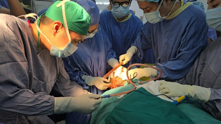 Cứu sống nam sinh bị thanh sắt dài 3 mét đâm xuyên vùng đầu, từ mặt qua gáy