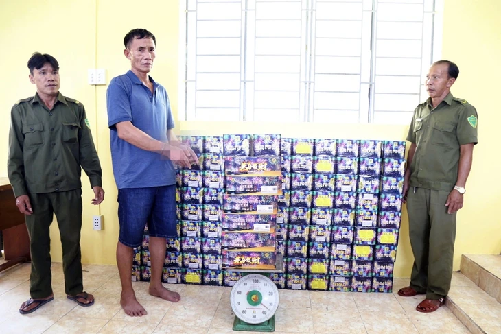 Bắt người đàn ông buôn bán 339 kg pháo hoa nổ, tàng trữ ma túy trái phép