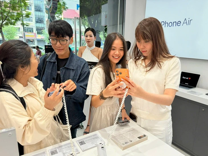 'Cơn sốt' iPhone 17 bản cao cấp Pro Max: Khách Việt dồn dập săn mua, chuỗi bán lẻ gom đậm cỡ nào?