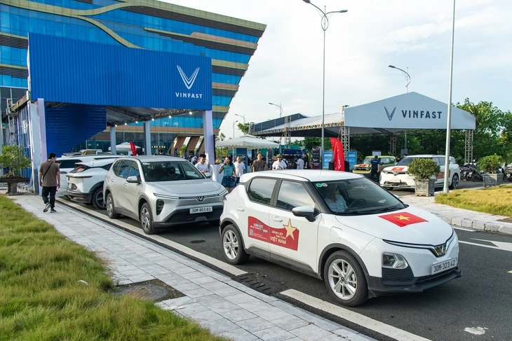 Khách Việt đổ về VMF 2025 'test' loạt xe VinFast: Lái thử, trúng thật, có người mang xe ngay về nhà