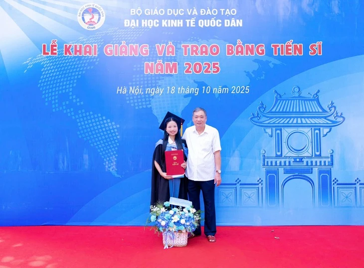 Cô gái 25 tuổi thành tiến sĩ trẻ nhất Đại học Kinh tế quốc dân
