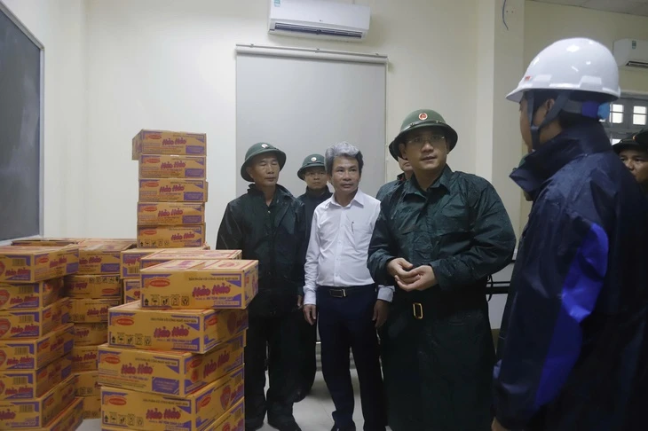 Quân khu 5 huy động xe thiết giáp, ca nô, trực 100% quân số ứng phó bão Thần Gió