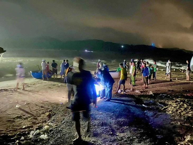 Đi tắm biển, hai thiếu niên bị sóng cuốn mất tích