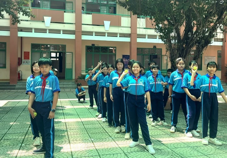 Phụ huynh nói trường thu phí giữ xe đạp của học sinh 4.000 đồng/ngày là quá cao