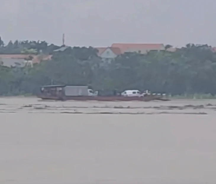 Lũ sông Hồng cuồn cuộn, phà vẫn chở khách từ Hưng Yên băng qua Hà Nội