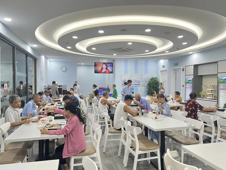 Bếp ăn 700 suất miễn phí mỗi ngày và tấm bằng khen đặc biệt