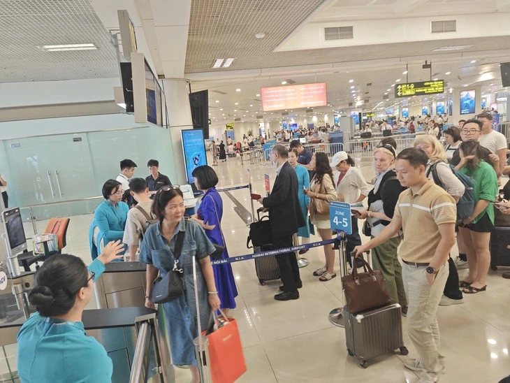 Từ 3-11, Vietnam Airlines thu phí hành lý xách tay quá cước ngay tại cửa ra máy bay