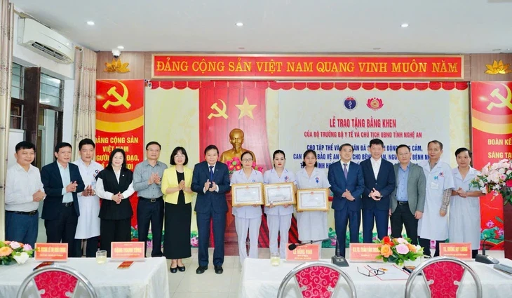 Bộ Y tế tặng bằng khen cho các nữ điều dưỡng bị cha bệnh nhi truy sát