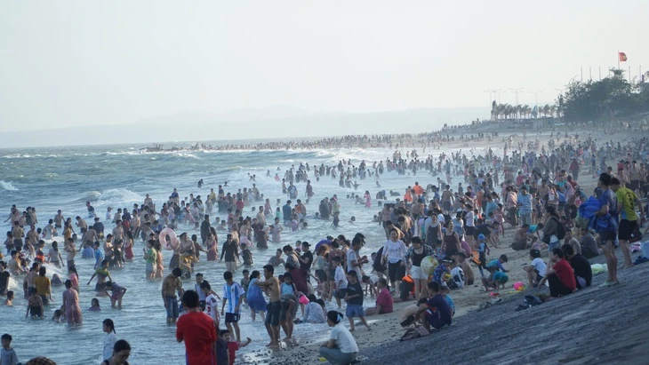 Nắng đẹp, biển Phan Thiết - Mũi Né tấp nập du khách dịp lễ 30-4