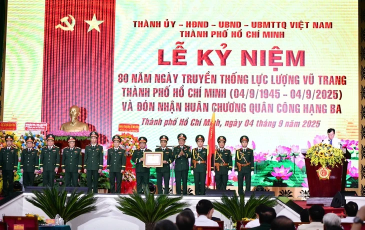 Bộ Tư lệnh TP.HCM đón nhận Huân chương Quân công hạng ba