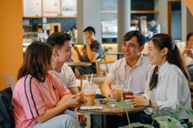 Bị tố bịt kín ổ điện để đuổi khách ngồi lâu, The Coffee House nói 'đang điều chỉnh'