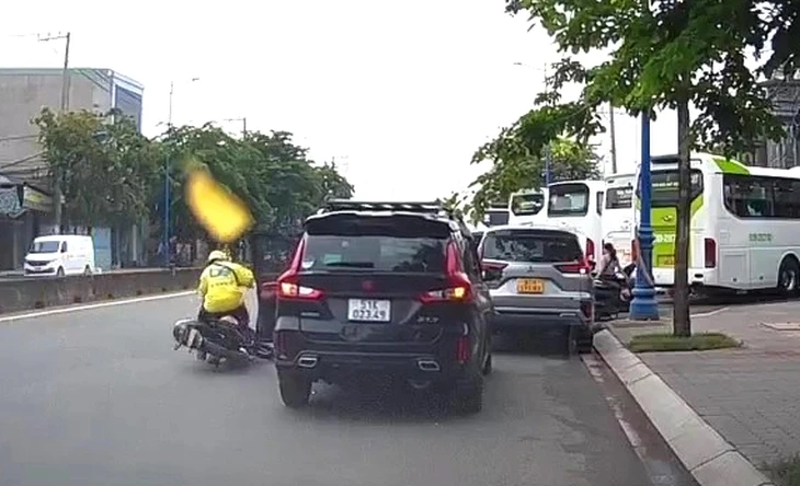 'Tôi từng bị tai nạn do tài xế mở cửa xe bất cẩn, mặt biến dạng, xuất nhập cảnh khó khăn'