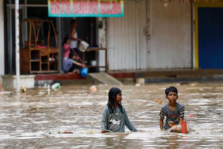 Indonesia gieo mây sau khi lũ lụt nhấn chìm hơn 1.000 ngôi nhà