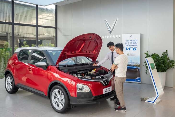 Bloomberg: 'Đại lý VinFast 20 khách/ngày, showroom xe Trung Quốc cách đó vài km im ắng lạnh tanh'