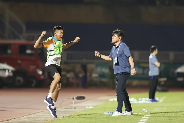 HLV Nhật Bản nghi trọng tài Việt Nam không thuộc điều lệ V-League