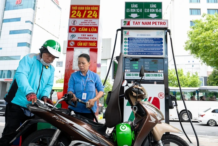 Xăng E5 bỗng dưng... đắt hàng, nhiều chủ xe đời cũ 'săn lùng'