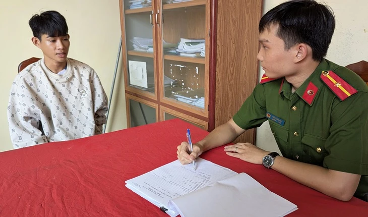Vô tiệm vàng xin đeo thử rồi ra rồ xe chạy mất