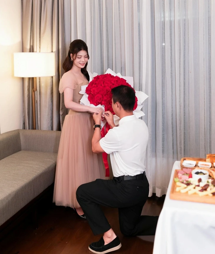 HLV Văn Sỹ Sơn quỳ gối cầu hôn bạn gái