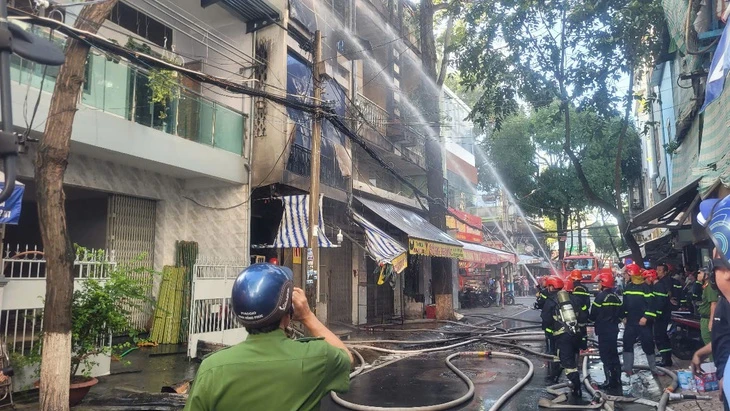 Cháy lớn tại cửa hàng bán vàng mã ở trung tâm TP Cần Thơ