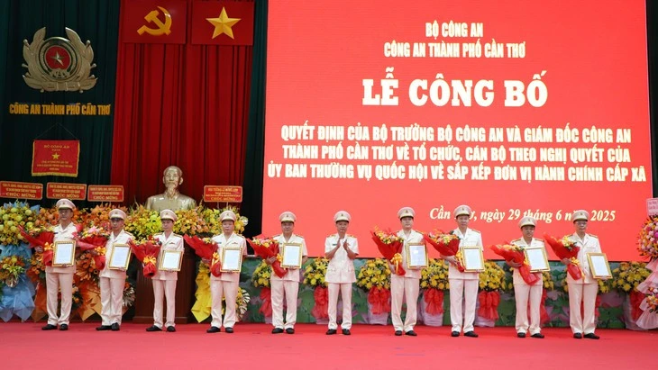 Công an TP Cần Thơ công bố các quyết định về tổ chức cán bộ và công an cấp xã sau sáp nhập