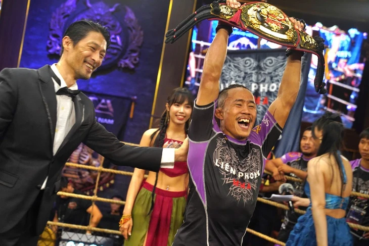 Học trò thắng knock-out, Johnny Trí Nguyễn mừng ra mặt