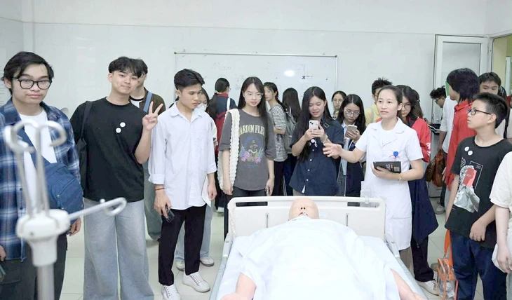 Khi IELTS 'khuynh đảo' tuyển sinh y khoa
