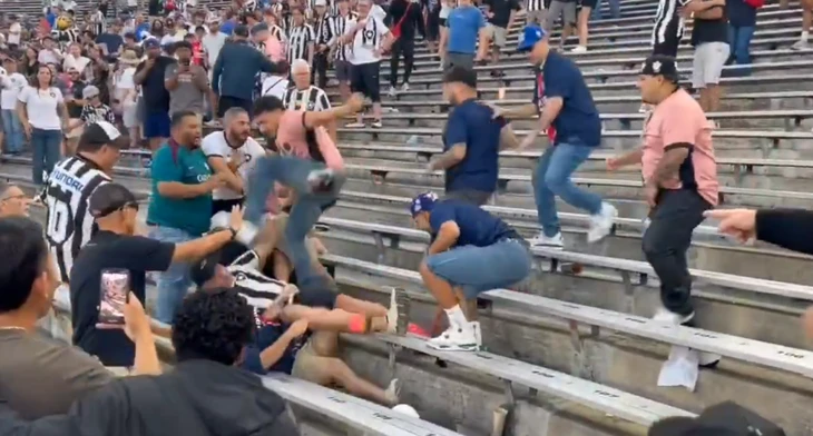 Cổ động viên PSG đạp thẳng vào người cổ động viên Botafogo
