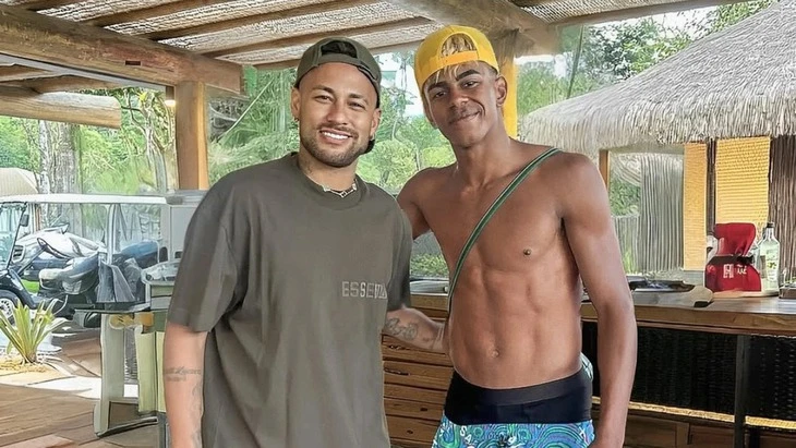 CĐV hoảng hồn khi thấy Yamal chơi chung với... Neymar