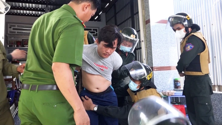 Đánh mẹ rồi đâm vào ngực khiến cán bộ an ninh nguy kịch, thanh niên cố thủ trong nhà
