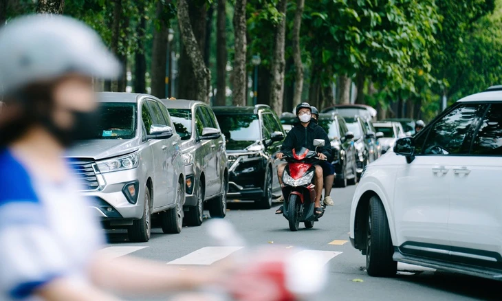 Ô tô ra đường đậu đâu cũng được: Nhiều 'chiêu' qua mặt lực lượng kiểm tra