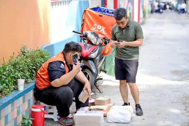 Shopee thu 'phí hạ tầng', khó cho cửa hàng nhỏ