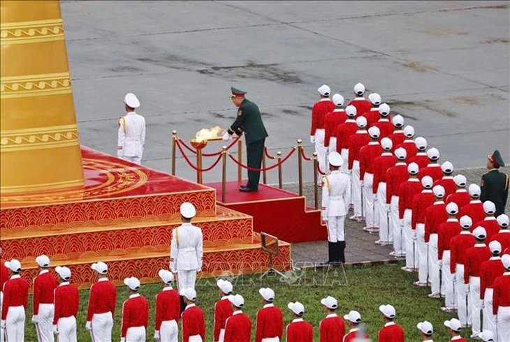 Xúc động hình ảnh vị tướng thắp sáng đài lửa truyền thống tại lễ diễu binh