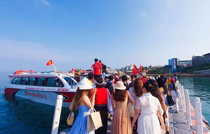 Tour ca nô tham quan đảo Phú Quốc tạm ngưng đón du khách vì gió mạnh, sóng lớn