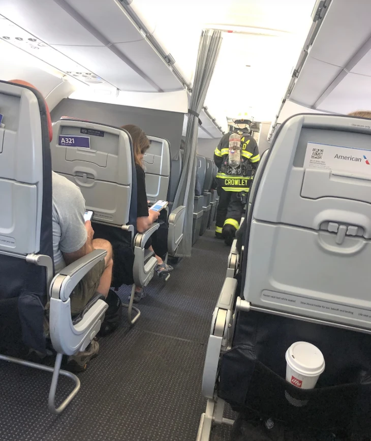 Chuyến bay American Airlines hạ cánh khẩn vì thiết bị của hành khách bốc cháy