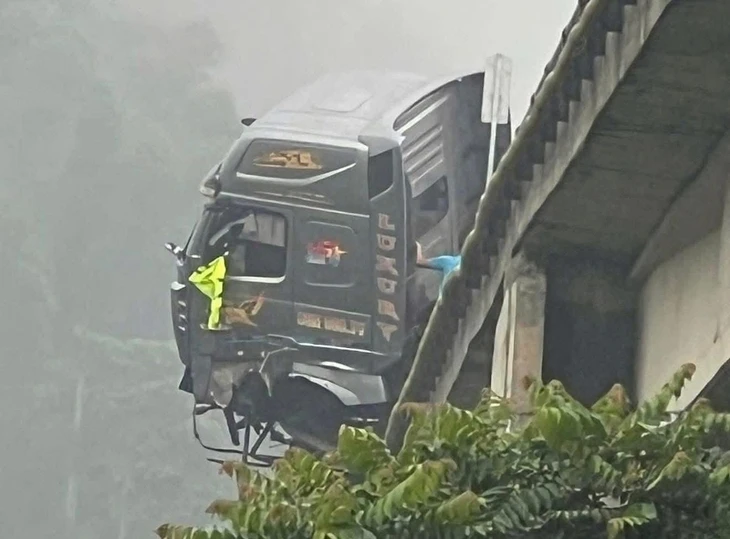 3 ô tô tông liên hoàn trên cao tốc 2 làn, đầu xe container lơ lửng trên thành cầu