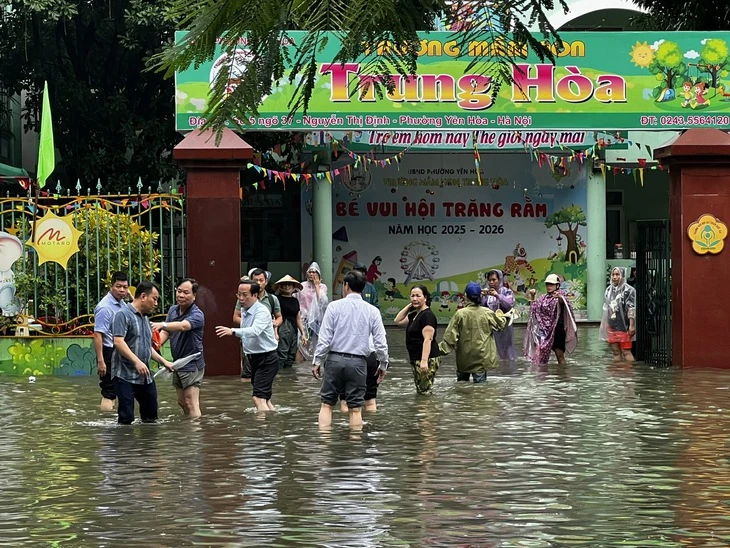 Giám đốc Sở GD-ĐT Hà Nội xắn quần, lội nước kiểm tra trường học ứng phó với ngập lụt