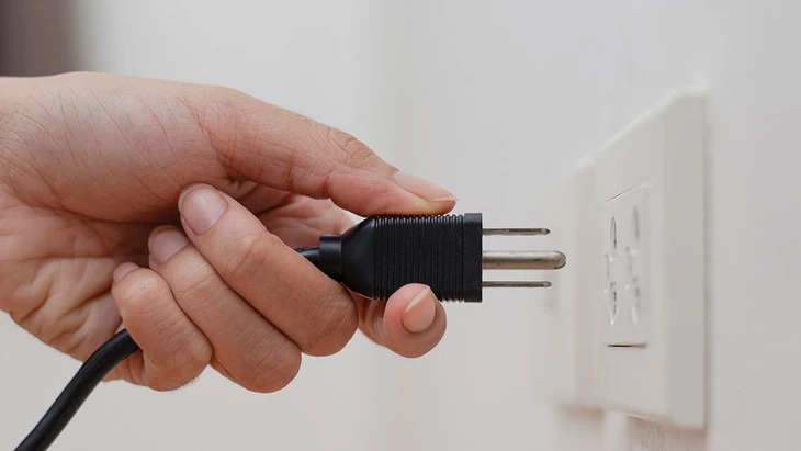 Rút phích cắm thiết bị khi không dùng có giúp tiết kiệm điện?