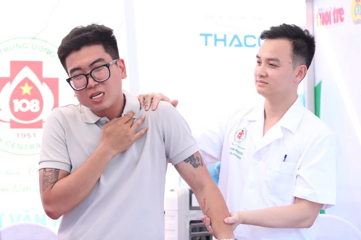 Tổn thương gân cơ trên gai đáng ngại thế nào với người đá bóng?