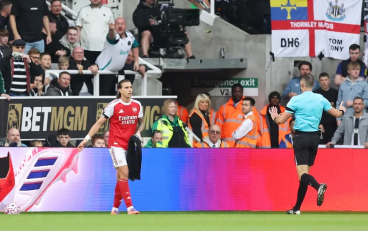Hậu vệ Arsenal lấy khăn mặt của đối thủ để lau bóng