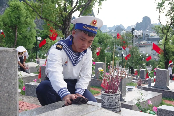 Thắp sáng đạo lý 'Uống nước nhớ nguồn' tại Lữ đoàn Hải quân 170