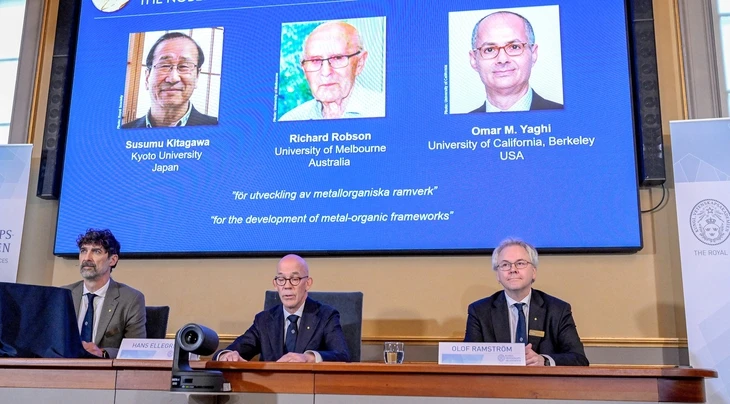 Nobel Hóa học 2025: Từ 'đồ chơi xếp hình' đến vật liệu thế kỷ