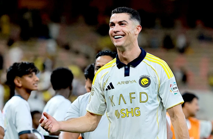 Cristiano Ronaldo trở thành cầu thủ đầu tiên sở hữu tài sản tỉ đô
