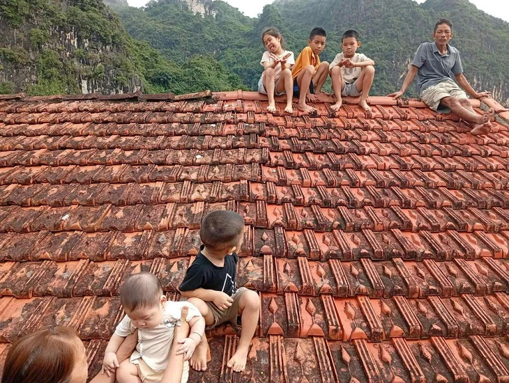 Em bé 5 tháng tuổi khát sữa giữa vùng rốn lũ