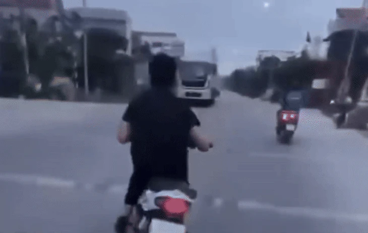 'Quái xế' 17 tuổi lạng lách, tạt đầu ô tô: Xem xét xử lý trách nhiệm người giao xe
