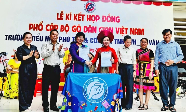 Nghệ sĩ đứng lớp dạy nghệ thuật, trò mê mẩn
